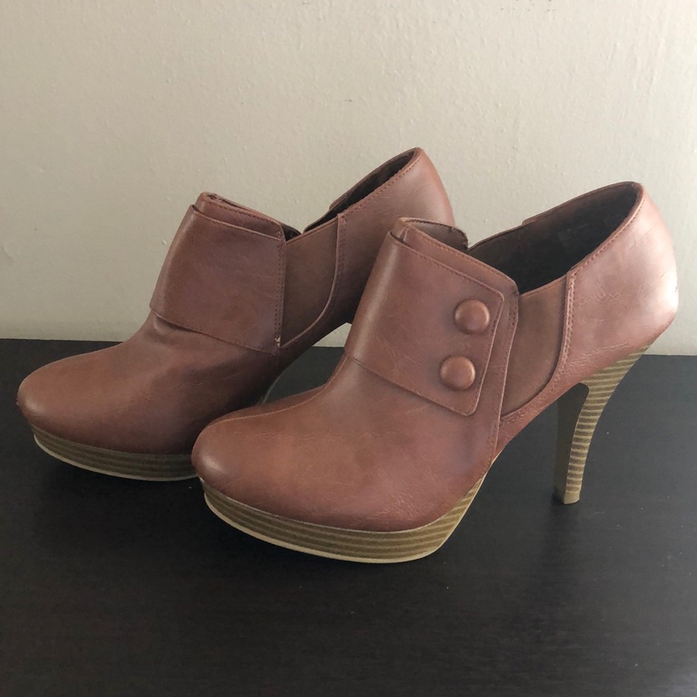ANKLE BOOTIES